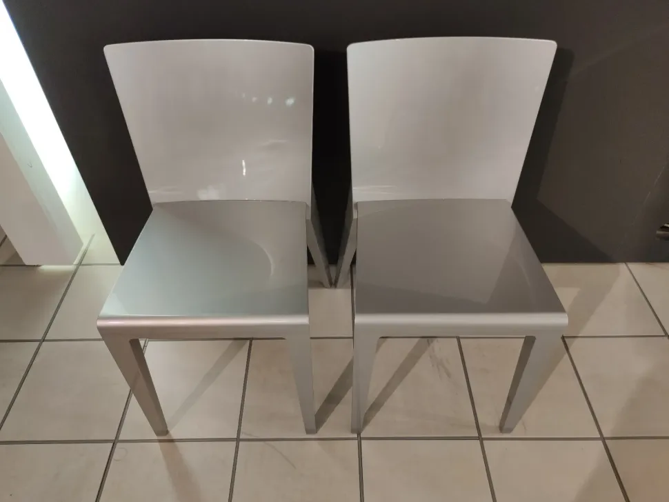 Scopri la sedia Alfa Molteni & C con prezzo scontato: senza braccioli, comoda e di stile!