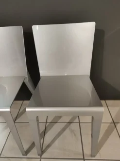 Scopri la sedia Alfa Molteni & C con prezzo scontato: senza braccioli, comoda e di stile!