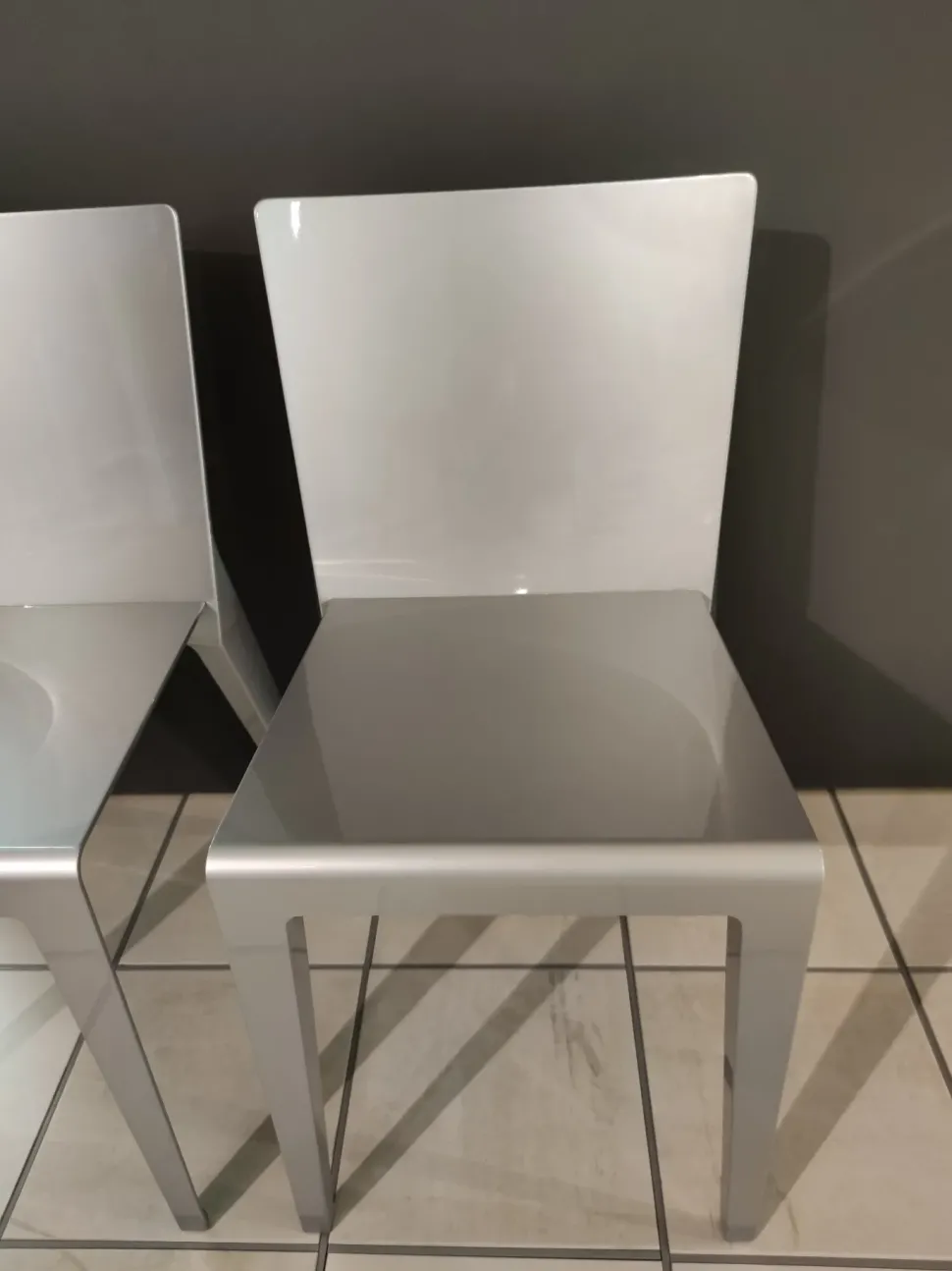 Scopri la sedia Alfa Molteni & C con prezzo scontato: senza braccioli, comoda e di stile!