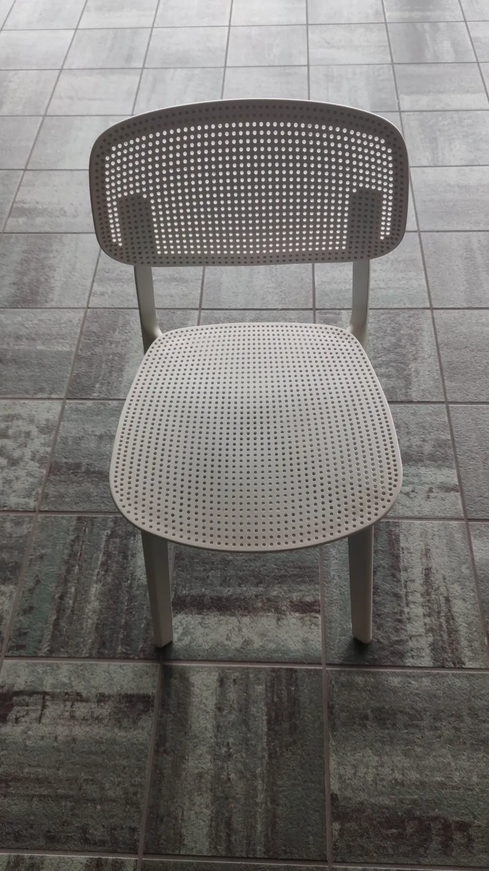 Scopri la Sedia Colander di Kristalia a prezzo Outlet! Impilabile, resistente e di design. Ordinala ora!