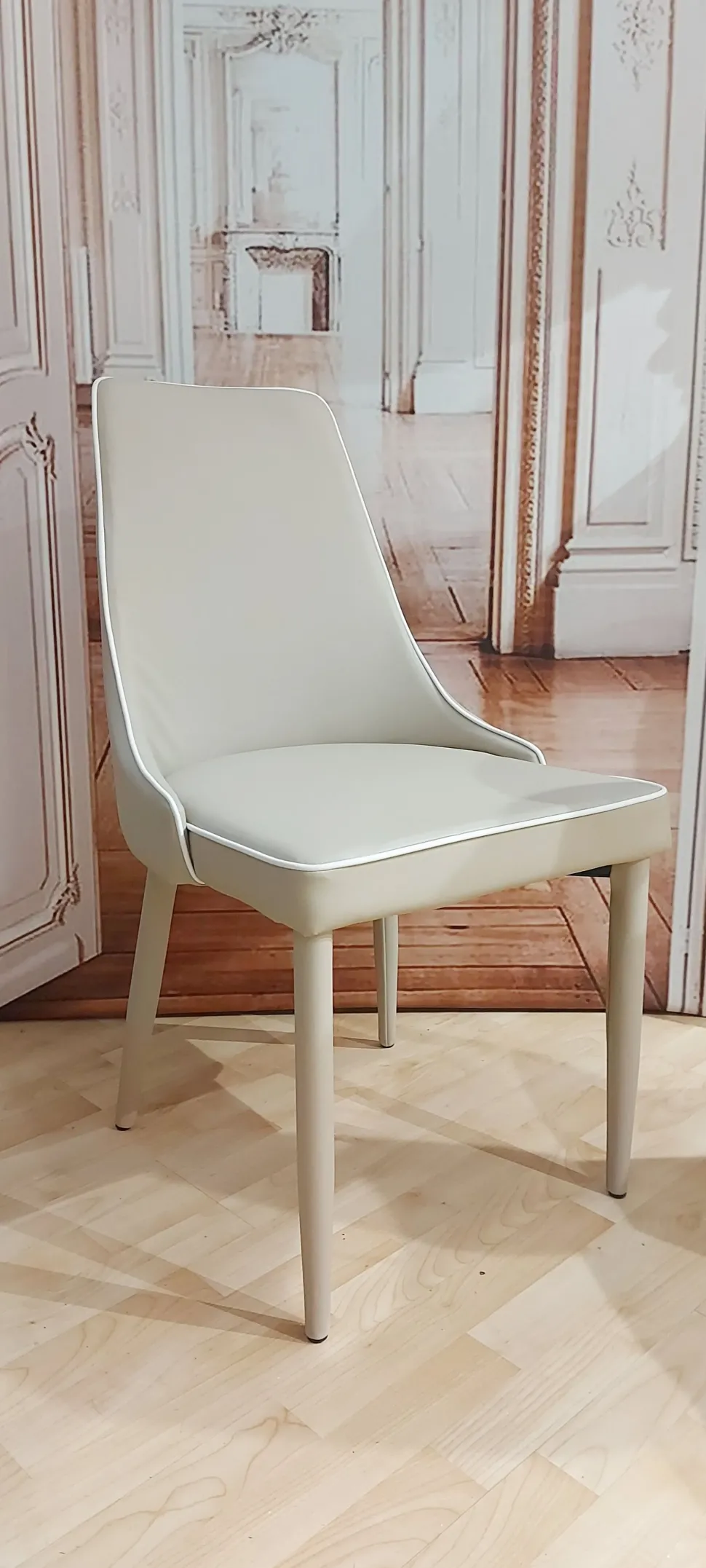 Scopri la Sedia Colombini Casa Clara a Roma: prezzi outlet!