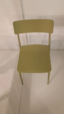 Scopri la sedia Cult Segis a prezzo scontato: design moderno ed ergonomico per un comfort assoluto.