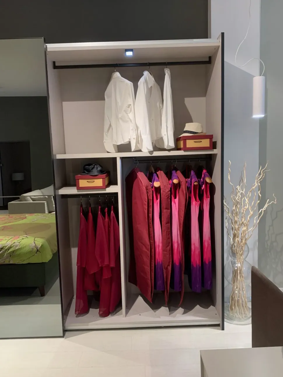 Scopri l'armadio Crystal Novamobili con ante scorrevoli a prezzi scontati!