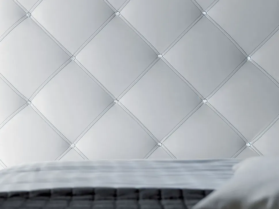 Scopri lo sconto del 33% sull'elegante letto Crystal di Artigianale.