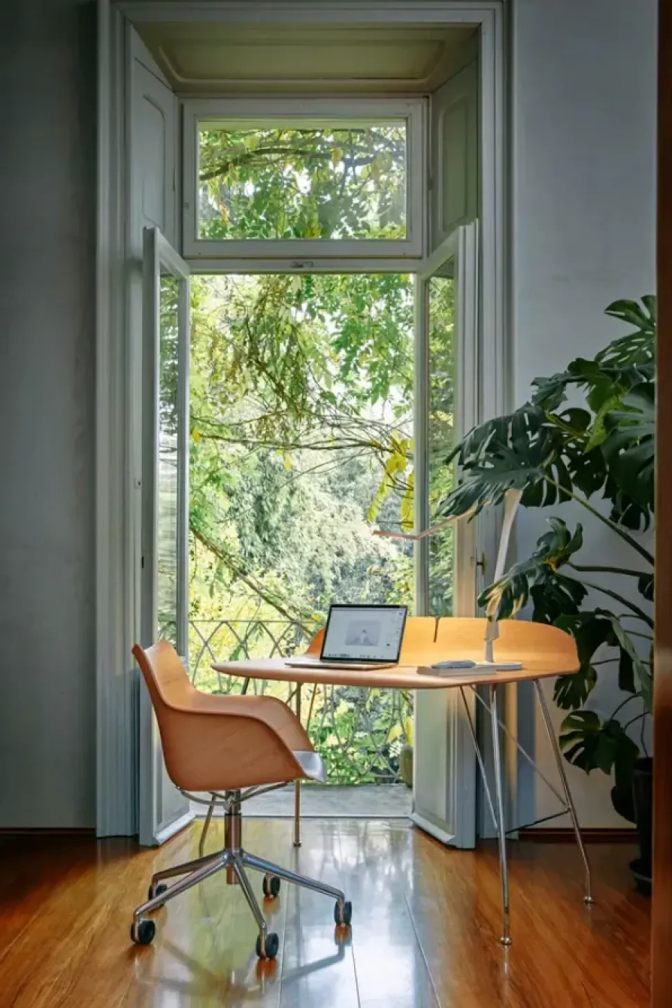 Scrivania direzionale Earl of wood di Kartell: richiedi ora il prezzo riservato