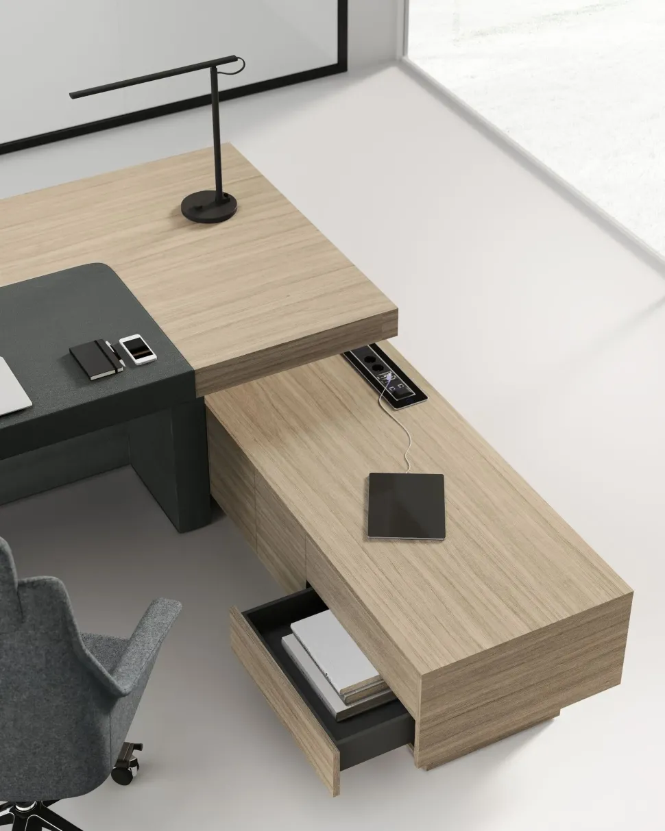 Scrivania direzionale in legno Direzionale jera con allungo su mobile di servizio a marchio Las mobili in offerta