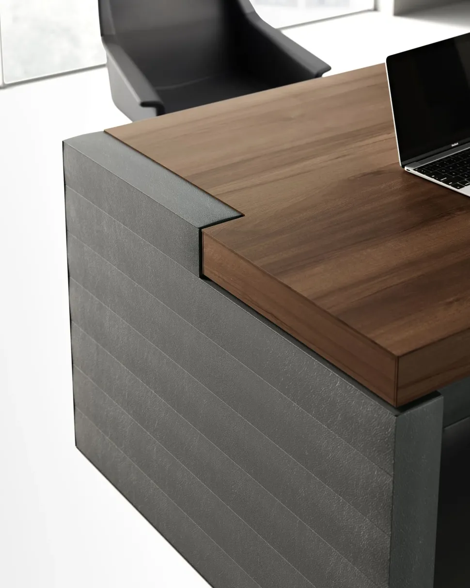 Scrivania direzionale in legno Direzionale jera con allungo su mobile di servizio a marchio Las mobili in offerta