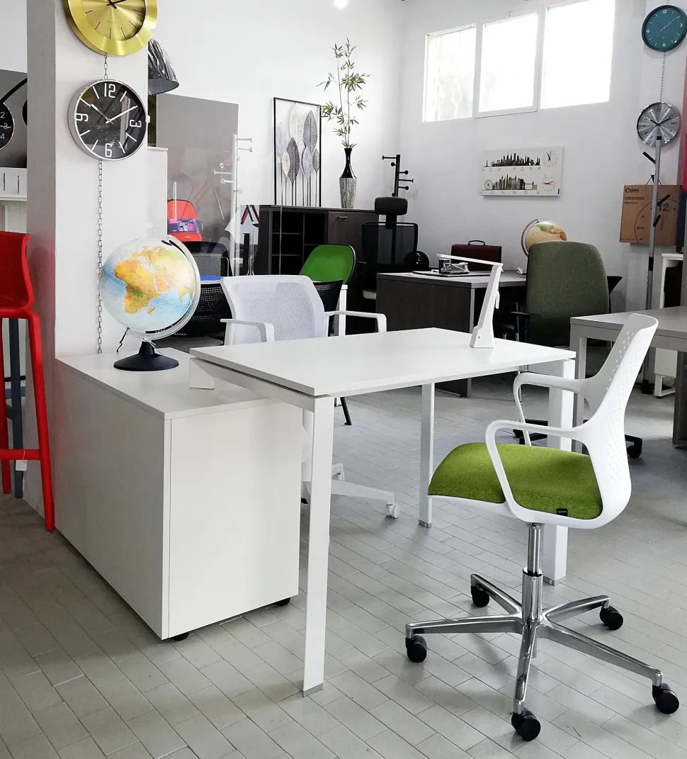 Scrivania direzionale in legno Andrea - postazione home officecon sedia a marchio Las mobili a prezzi convenienti