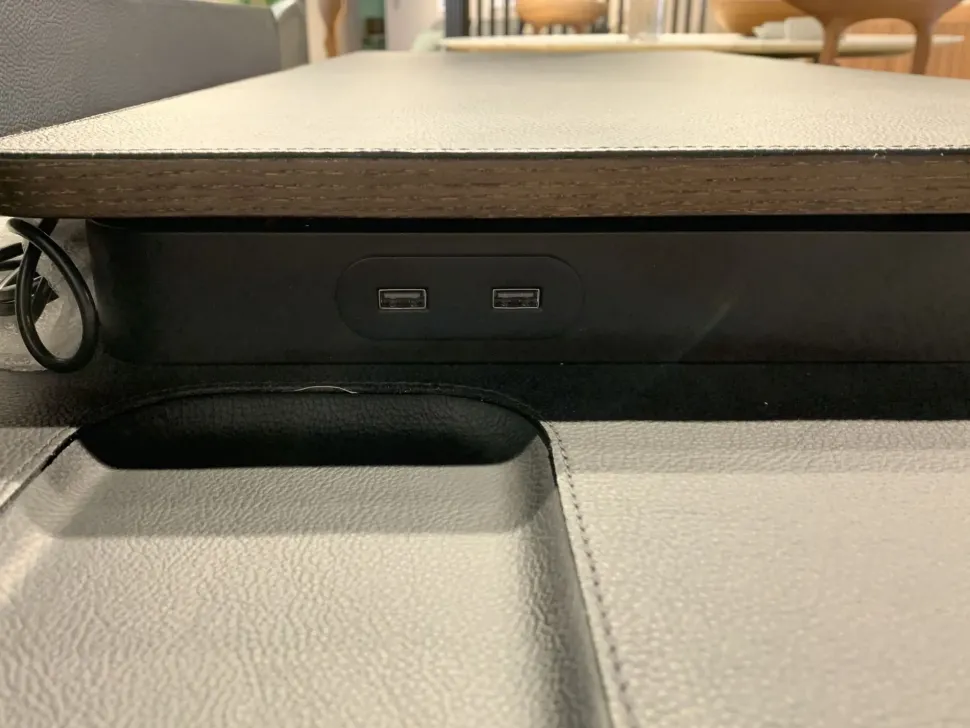 Scrivania direzionale Iren di Poltrona frau: richiedi ora il prezzo riservato