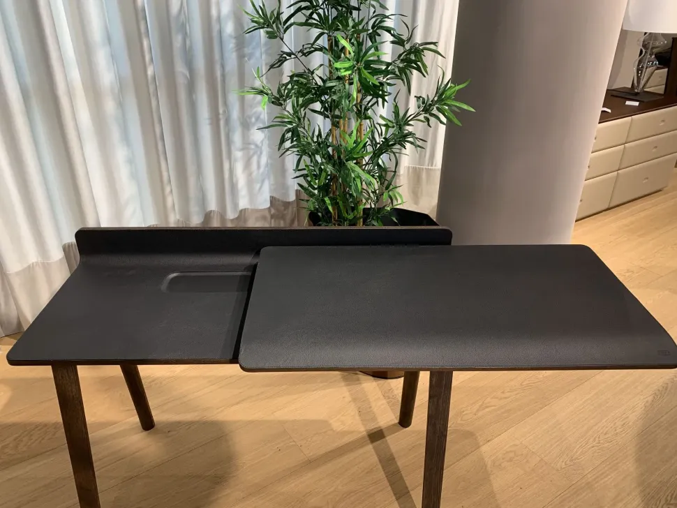 Scrivania direzionale Iren di Poltrona frau: richiedi ora il prezzo riservato