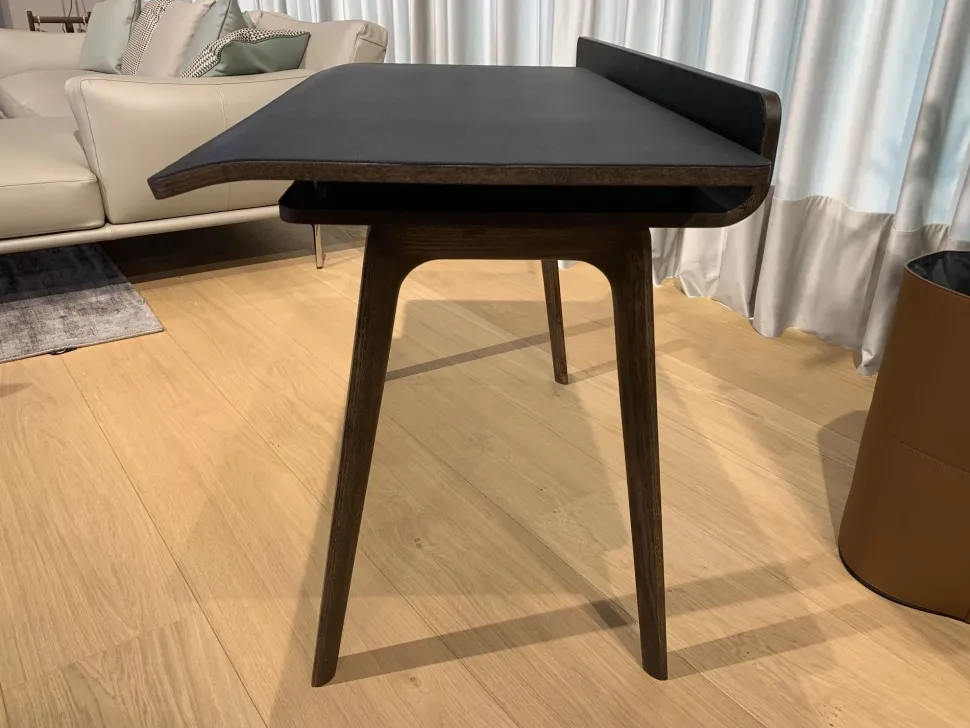 Scrivania direzionale Iren di Poltrona frau: richiedi ora il prezzo riservato