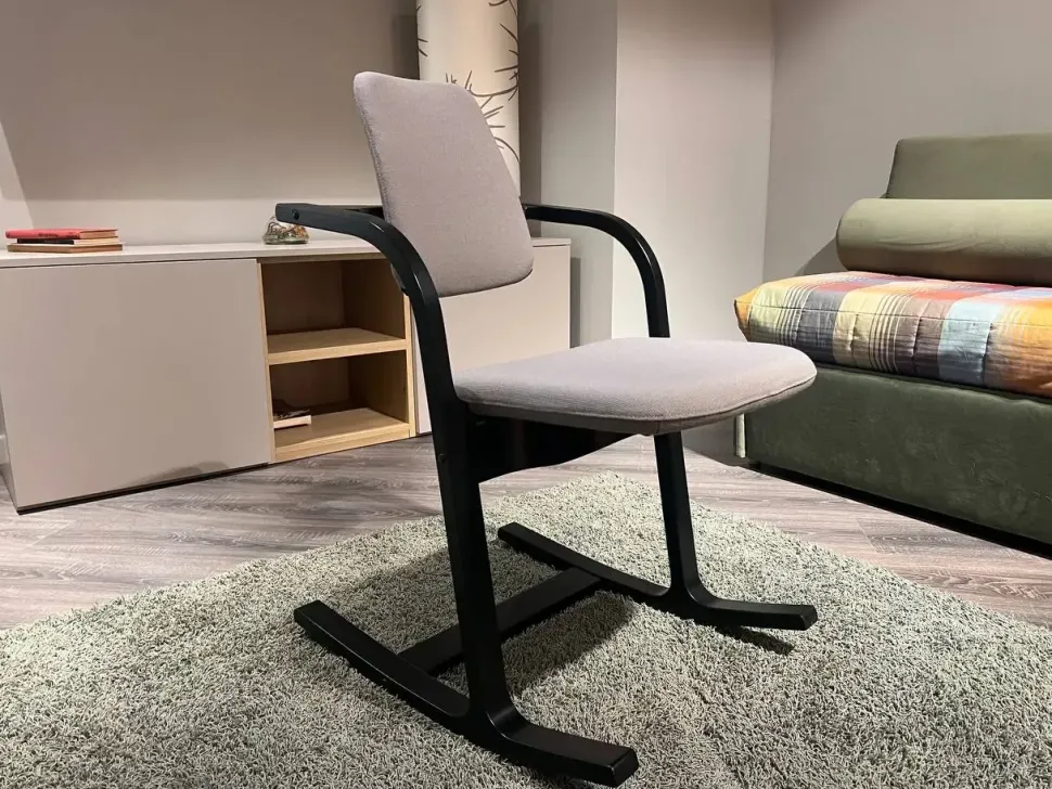 Sedia Actulum da soggiorno realizzata in tessuto scontata del 35%