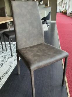 Sedia Blitz da soggiorno realizzata in ecopelle scontata del 74%