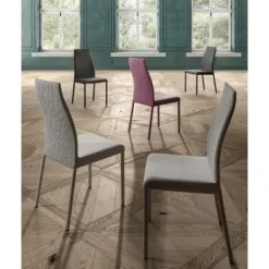 Sedia Blitz plus da soggiorno realizzata in ecopelle scontata del 45%