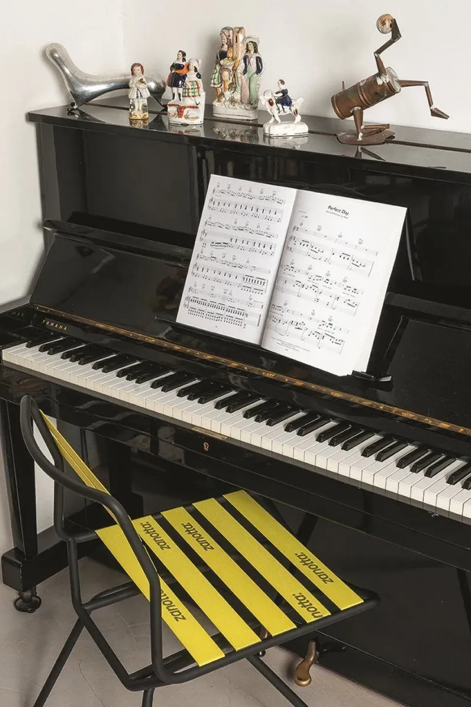 Sedia con braccioli Dan poltrona nera di Zanotta a prezzo Outlet