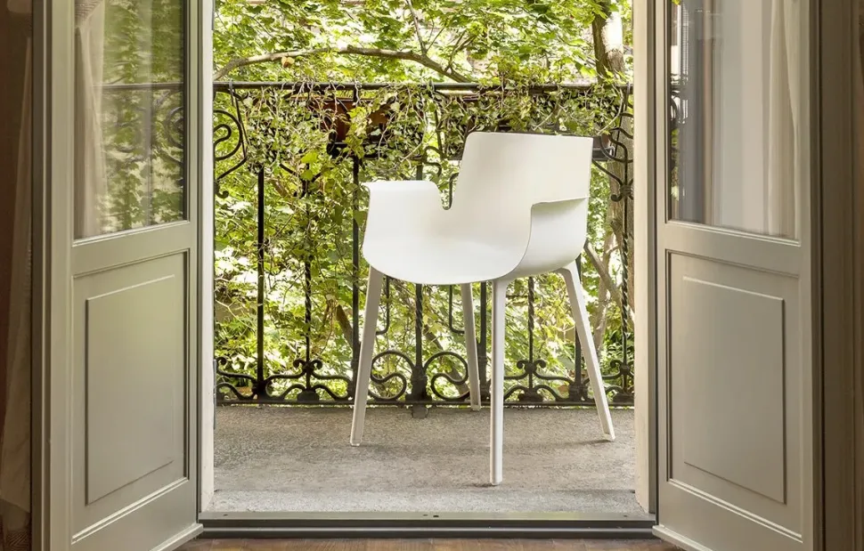 Sedia con braccioli Piuma Kartell a prezzo ribassato