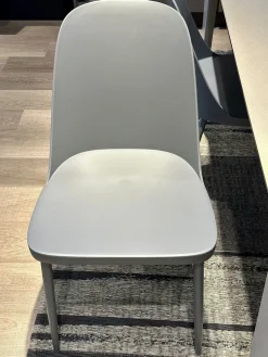 Sedia con schienale medio Tamara di Stones a prezzo ribassato