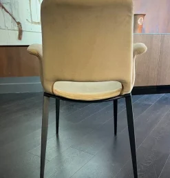 Sedia da soggiorno realizzata in tessuto Sowa di Collezione esclusiva