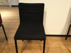 Sedia Dangla da soggiorno realizzata in tessuto scontata del 60%