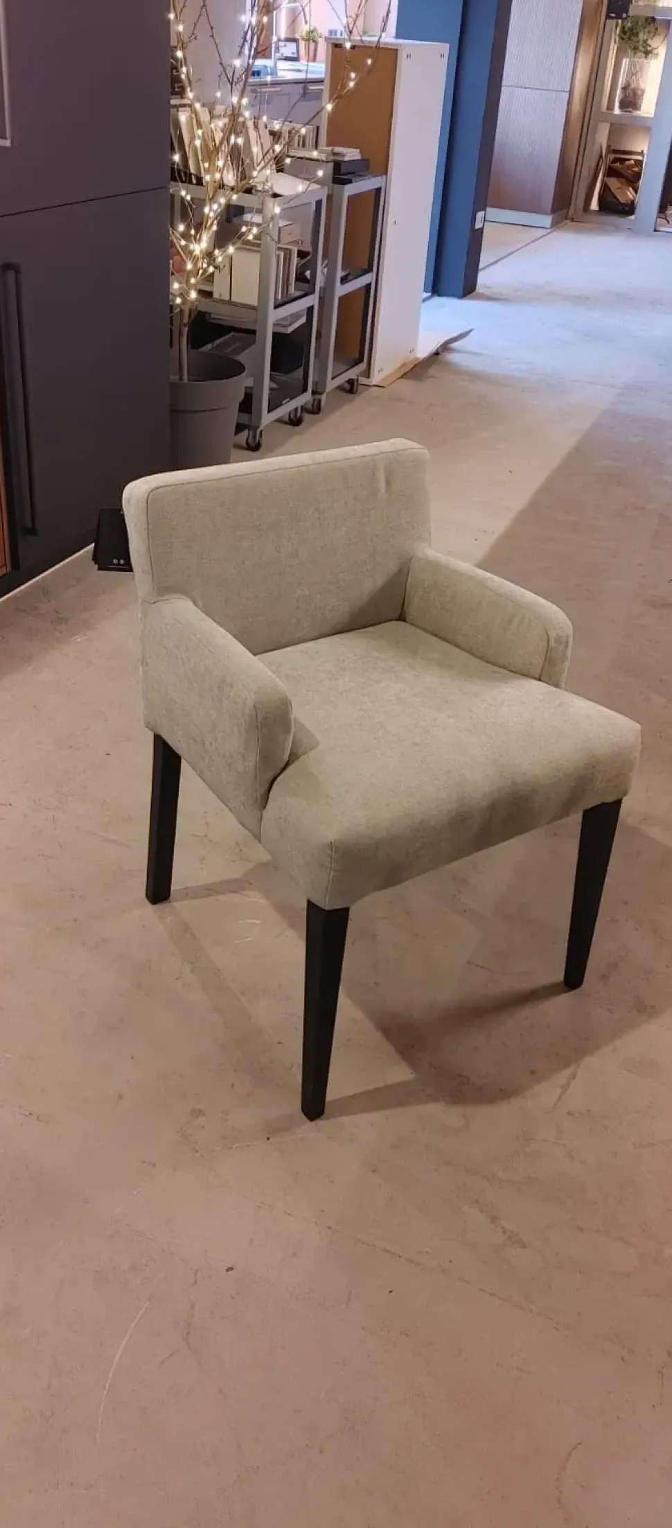 Sedia di Artigianale modello Poltroncina in tessuto con braccioli pol da soggiorno in offerta -76%