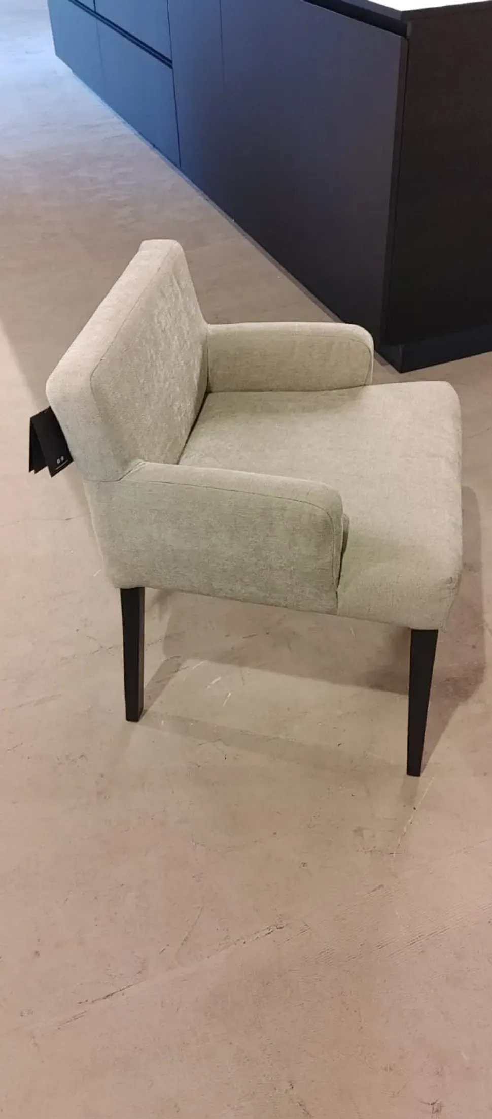 Sedia di Artigianale modello Poltroncina in tessuto con braccioli pol da soggiorno in offerta -76%