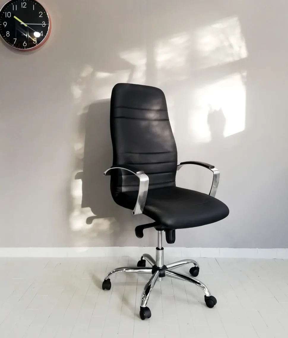 Sedia direzionale Beta direzionale cromata in ecopelle Collezione esclusiva a prezzo scontato