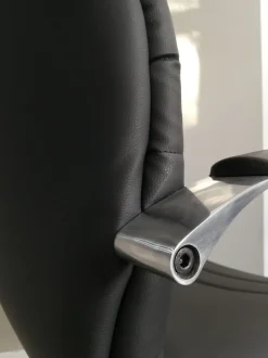 Sedia direzionale Beta direzionale cromata in ecopelle Collezione esclusiva a prezzo scontato