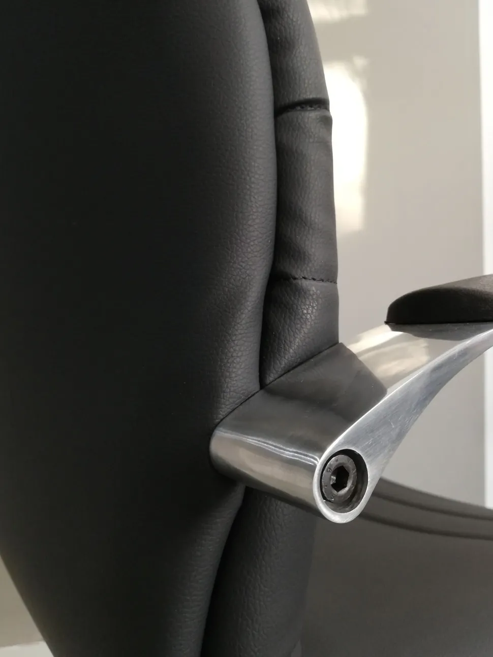 Sedia direzionale Beta direzionale cromata in ecopelle Collezione esclusiva a prezzo scontato