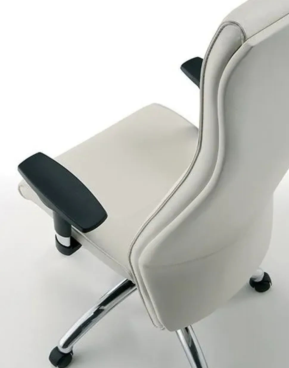 Sedia direzionale in ecopelle Sphera presidenziale a marchio Compir in offerta