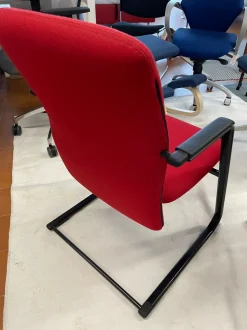 Sedia direzionale Kommis rosso in altro Dexo a prezzo Outlet