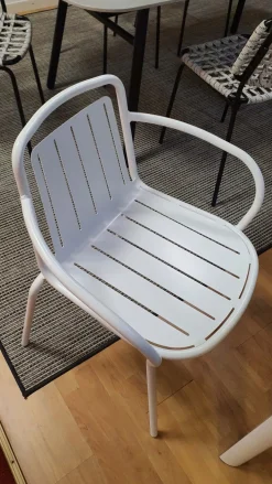 Sedia Easy con braccioli per l'esterno a marchio Connubia a prezzi convenienti