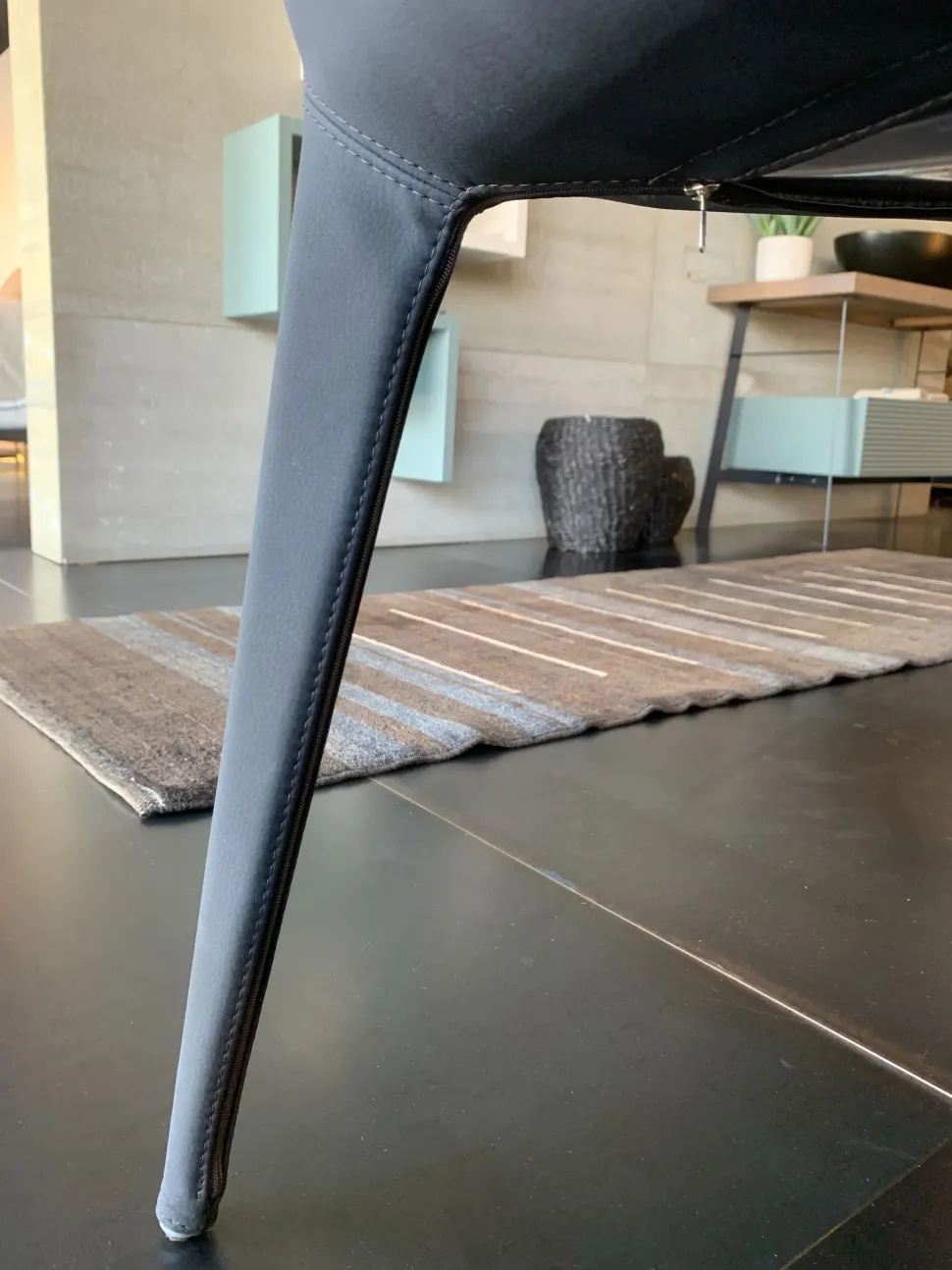 Sedia Filly up da soggiorno realizzata in ecopelle scontata del 31%