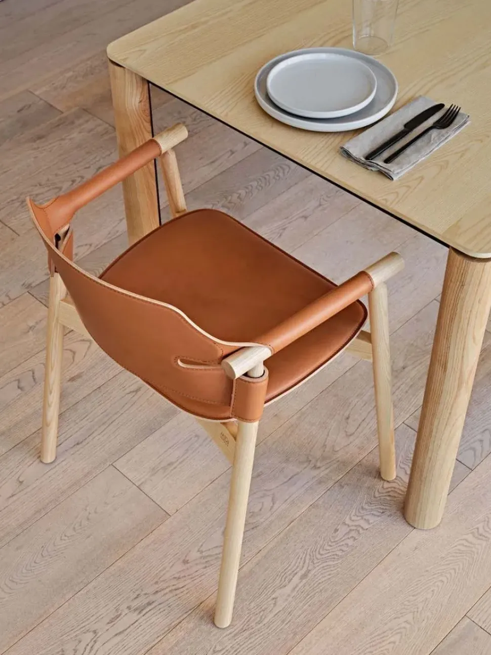 Sedia in cuoio con braccioli Suite scontata