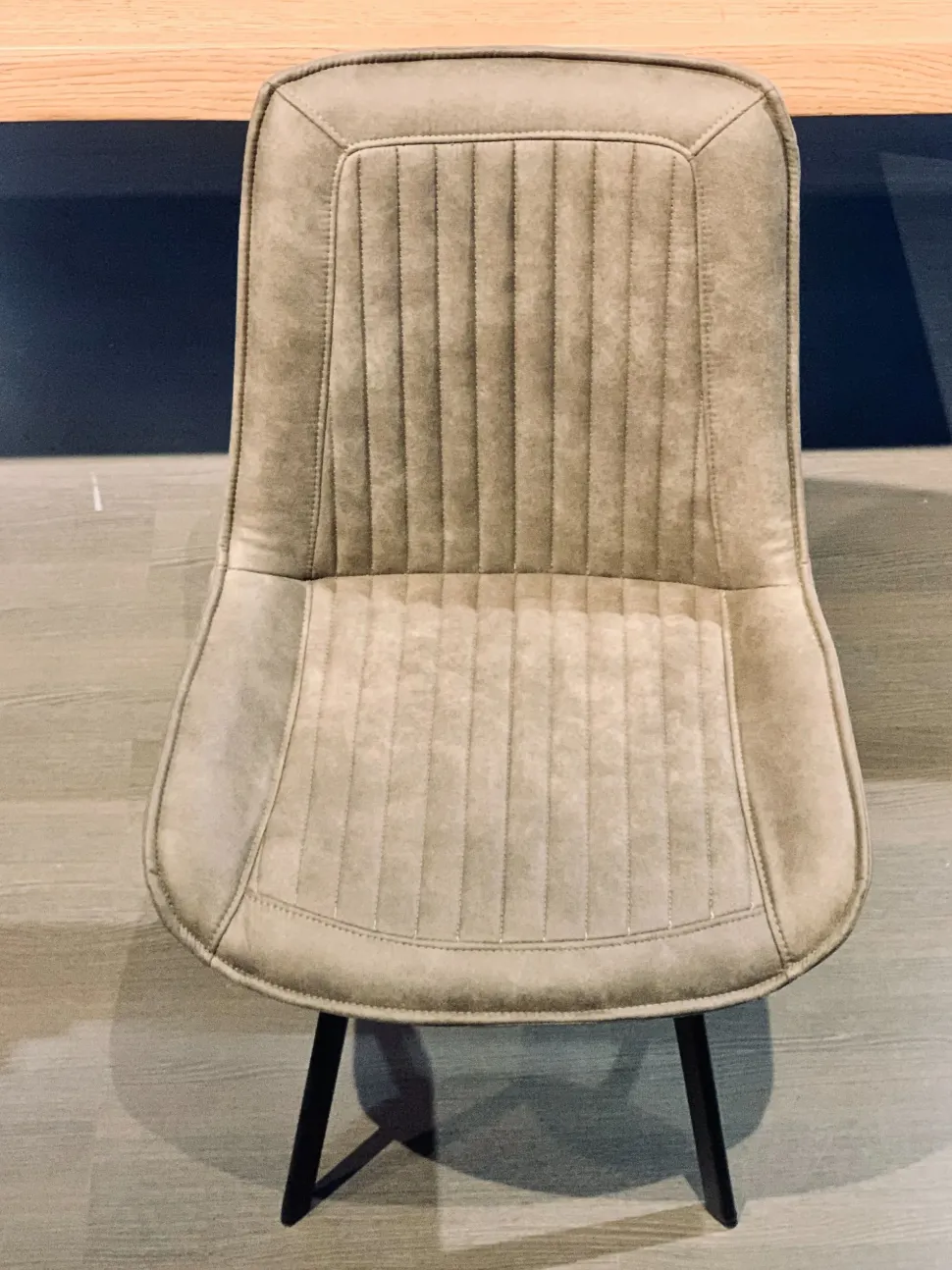 Sedia in ecopelle modello Sixty di Devina nais