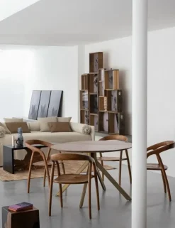 Sedia in legno con braccioli Sedia in legno modello dotty scontata