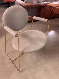 Sedia in pelle con braccioli Gemma scontata