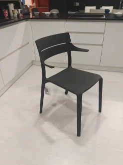 Sedia in plastica con braccioli Rochet in offerta