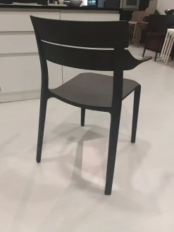 Sedia in plastica con braccioli Rochet in offerta