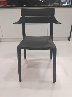 Sedia in plastica con braccioli Rochet in offerta