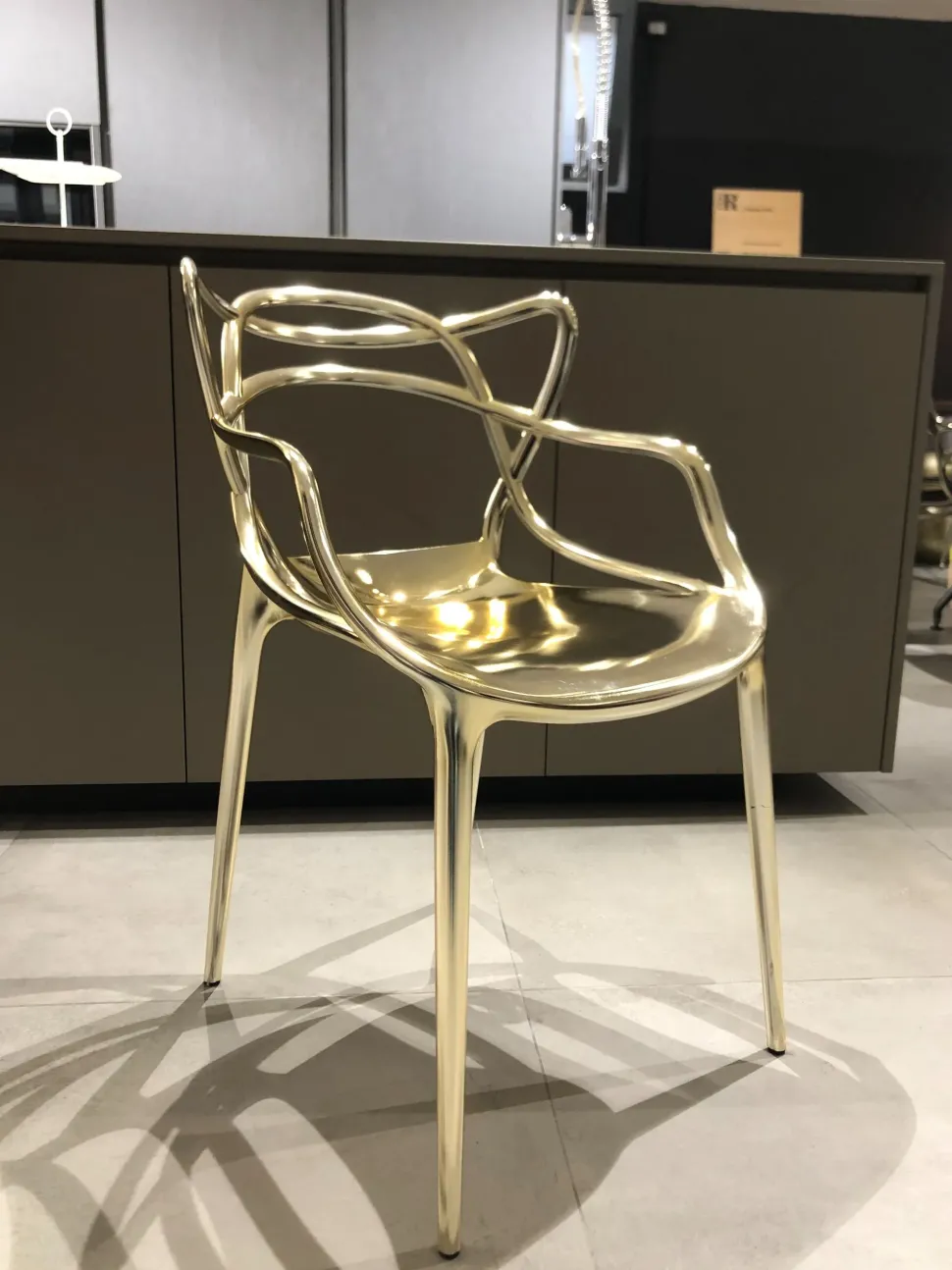 Sedia in plastica con braccioli Masters scontata