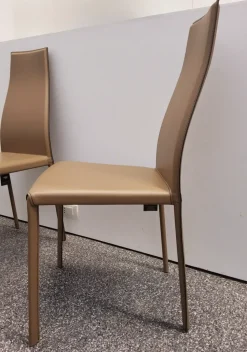 Sedia Kaori da soggiorno realizzata in cuoio scontata del 36%