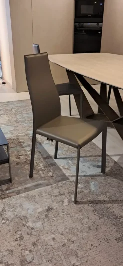 Sedia Kaori da soggiorno realizzata in cuoio scontata del 38%