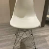 Sedia modello Eames plastic chairs dsr a marchio Molteni & c scontata del 30%