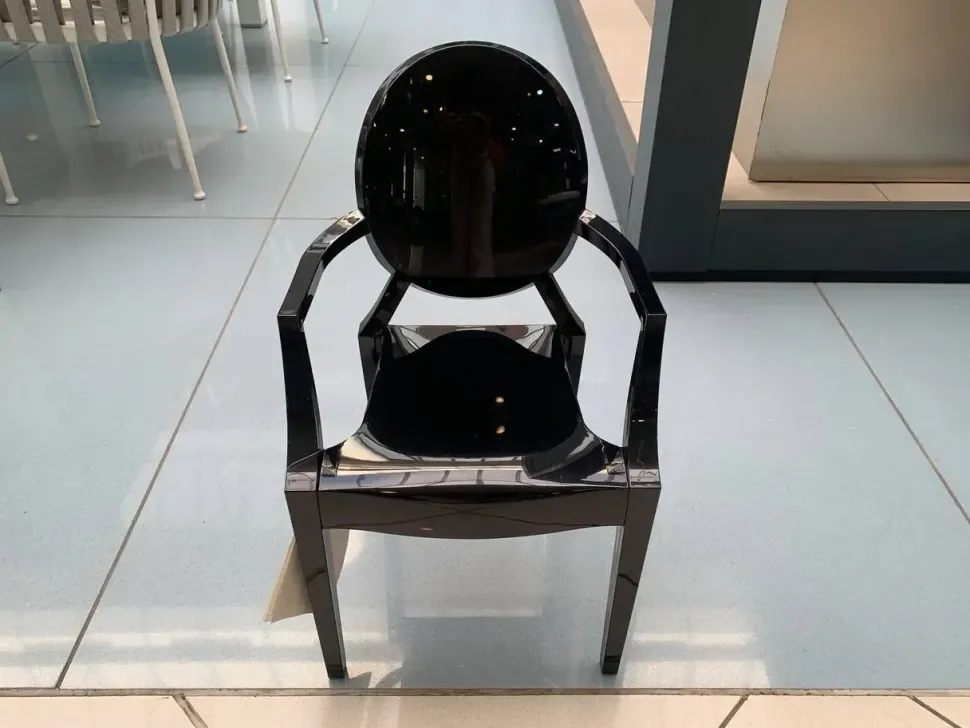 Sedia modello Lou lou ghost con braccioli di Kartell