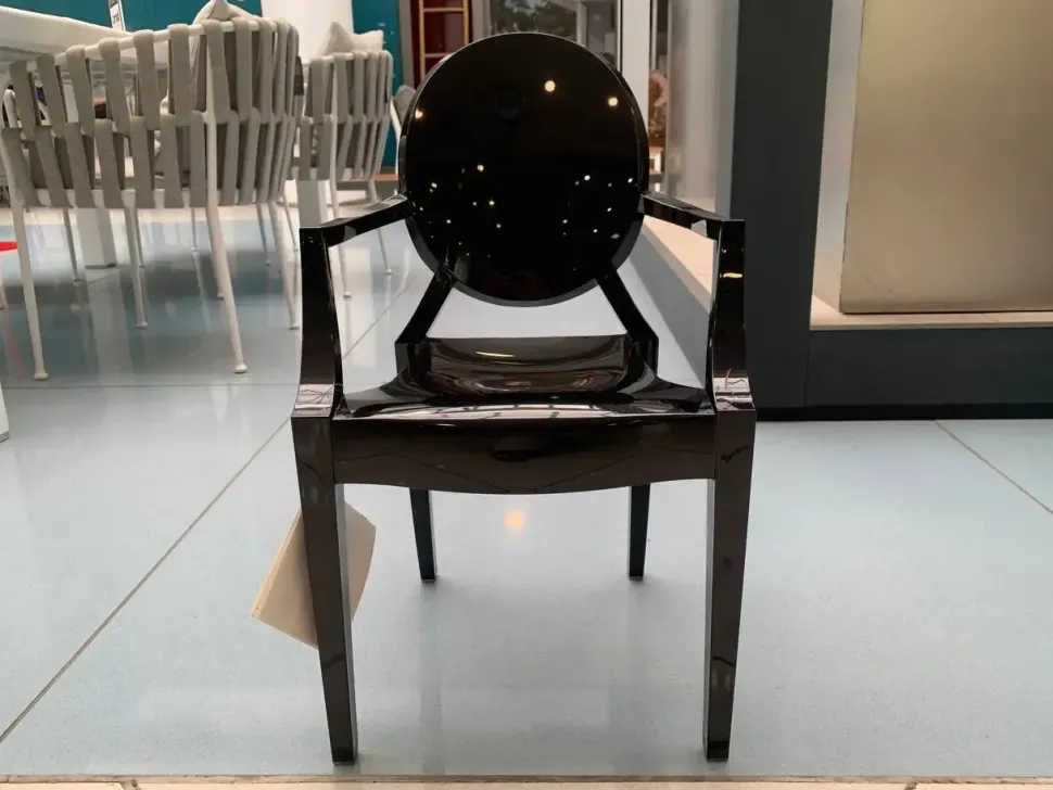 Sedia modello Lou lou ghost con braccioli di Kartell