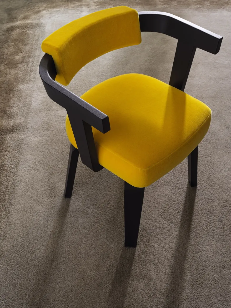 Sedia modello Porta volta con braccioli di Molteni & c