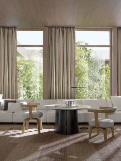 Sedia modello Porta volta con braccioli di Molteni & c