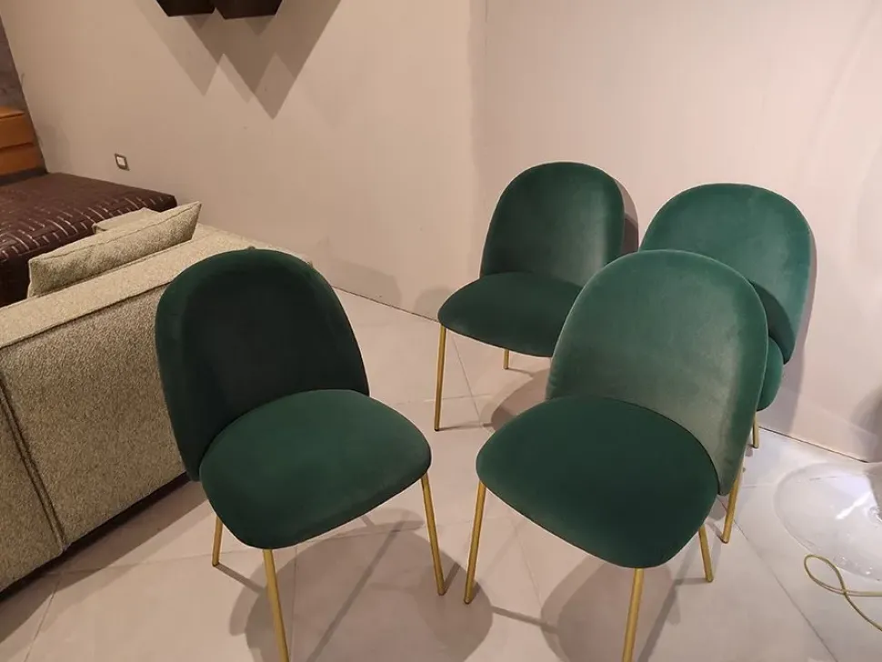 Sedia modello Tuka con schienale medio di Connubia