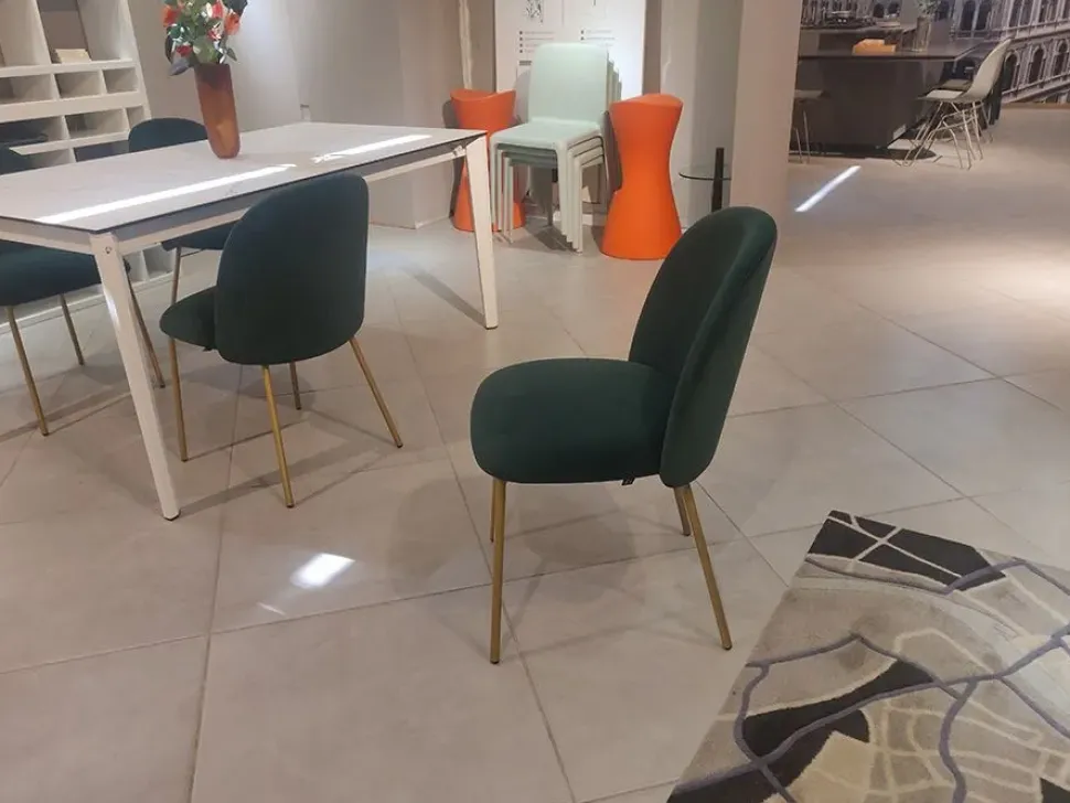 Sedia modello Tuka con schienale medio di Connubia