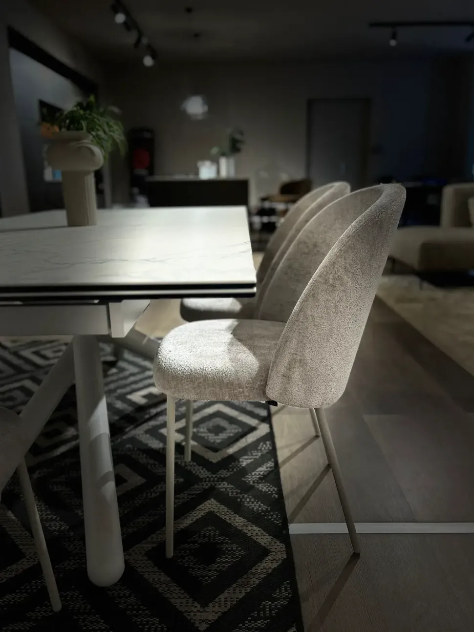 Sedia modello Tuka mid con schienale alto di Connubia